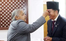 प्रधानमन्त्रीसँग राखेपाका सदस्यसचिव घिसिङको बिदाइ भेट