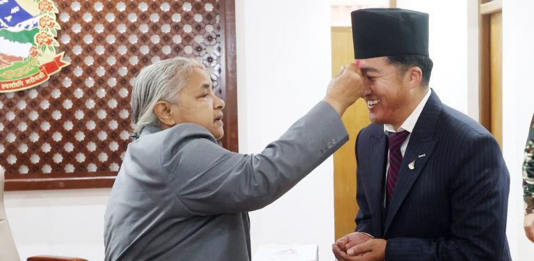 प्रधानमन्त्रीसँग राखेपाका सदस्यसचिव घिसिङको बिदाइ भेट