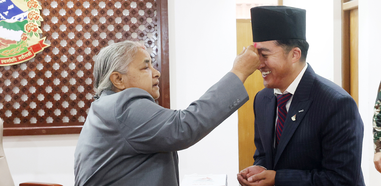 प्रधानमन्त्रीसँग राखेपाका सदस्यसचिव घिसिङको बिदाइ भेट