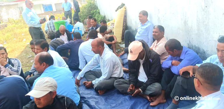 चार महिनादेखि शिक्षकले पाएनन् तलब, विद्यालय बन्द गरेर धर्नामा