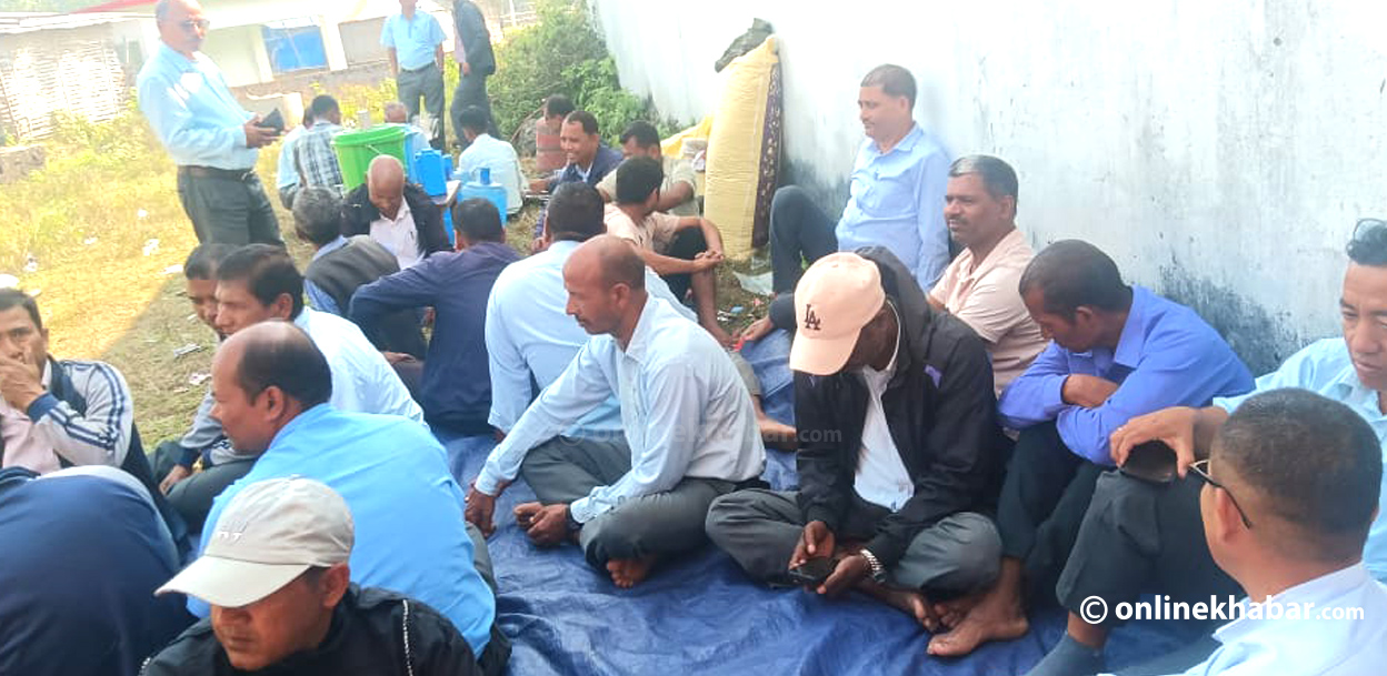 चार महिनादेखि शिक्षकले पाएनन् तलब, विद्यालय बन्द गरेर धर्नामा