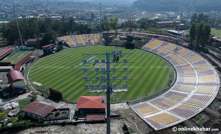 त्रिवि क्रिकेट रंगशालामा यसरी जोडिँदैछ फ्लडलाइट (तस्वीरहरू)