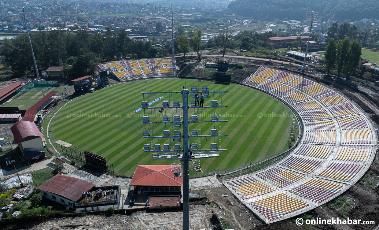त्रिवि क्रिकेट रंगशालामा यसरी जोडिँदैछ फ्लडलाइट (तस्वीरहरू)