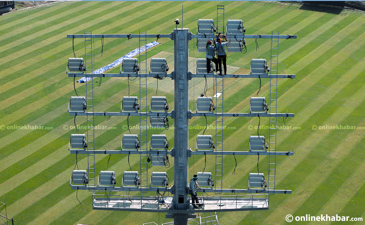 ११ तस्वीरमा हेर्नुहोस् फ्लडलाइट जडान हुँदै गरेको त्रिवि क्रिकेट रंगशाला