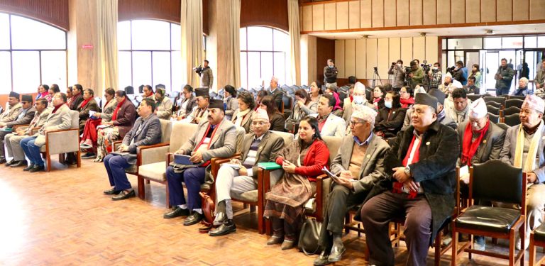 प्रतिनिधिसभा पुनर्स्थापना माग्दै एमालेका निवर्तमान सांसदहरूले थाले हस्ताक्षर अभियान