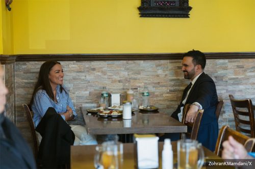 न्युयोर्कका नवनिर्वाचित मेयर ममदानीले नेपाली रेष्टुरेन्टमा खाए म:म