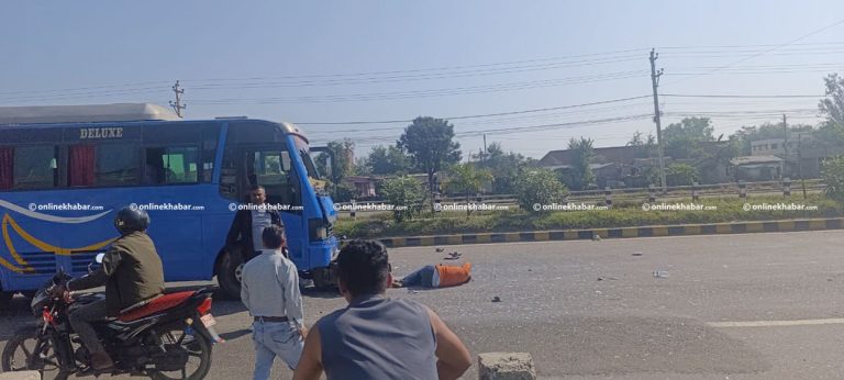 जेनजी प्रदर्शनपछि वीरगन्ज फर्कन लागेको बसको ठक्करले स्कुटरचालक गम्भीर घाइते