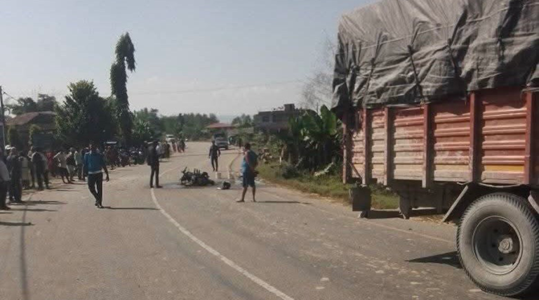 सिन्धुलीमा मोटरसाइकलसँग ट्रक ठोक्किँदा २ जनाको मृत्यु, ४ जना घाइते