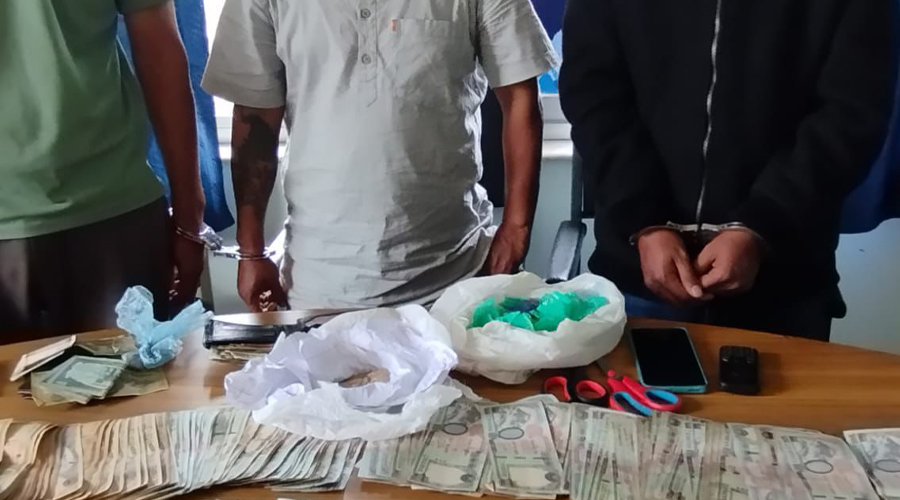 एक लाख ७१ हजार नगद र ब्राउनसुगरसहित तीन जना पक्राउ