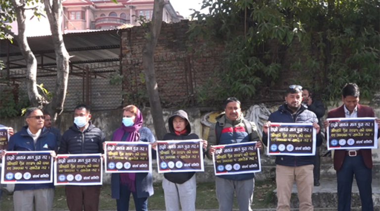 औषधि ऐनको विरोधमा आज पनि विभागमा व्यवसायीहरूको धर्ना