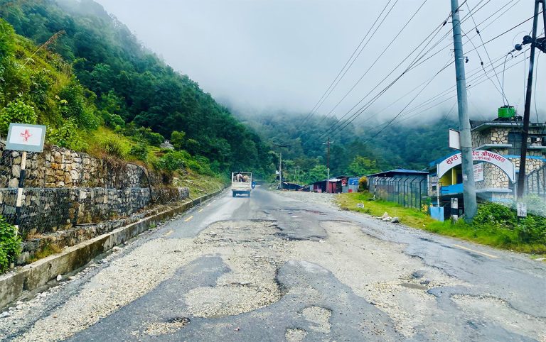पोखरा–बागलुङ सडकमा यात्रा गर्न सकस