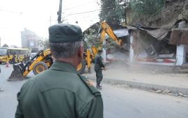 बल्खु क्षेत्रमा अतिक्रमण गरी बनाइएका टहरा महानगरले भत्कायो