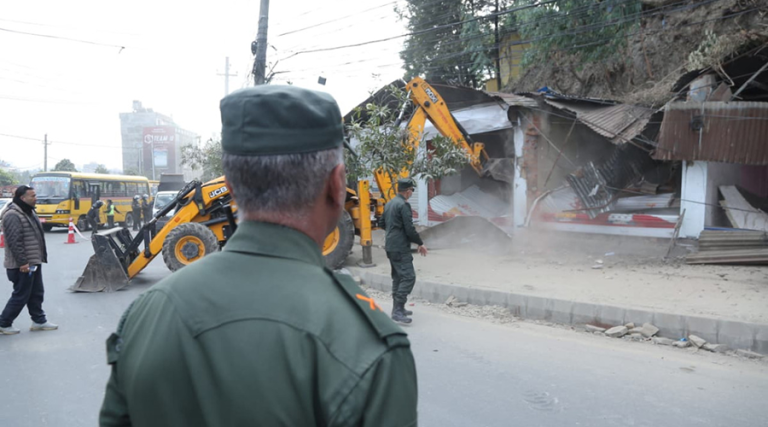 बल्खु क्षेत्रमा अतिक्रमण गरी बनाइएका टहरा महानगरले भत्कायो