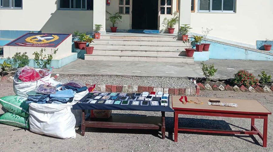 भन्सार छलेर ल्याइएका ३१ थान आइफोन बरामद