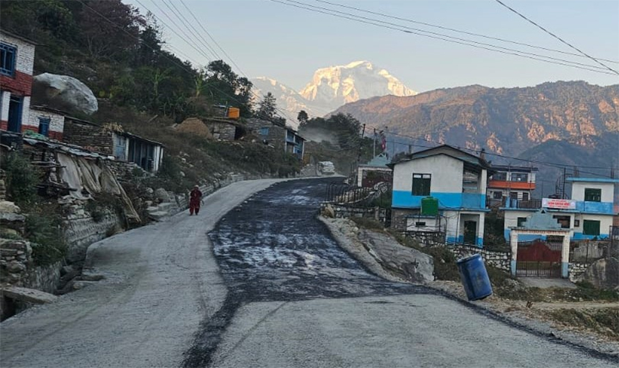 बेनी–पाखापानी सडकः किराखोर–नेप्टेचौर खण्डमा धमाधम कालोपत्र