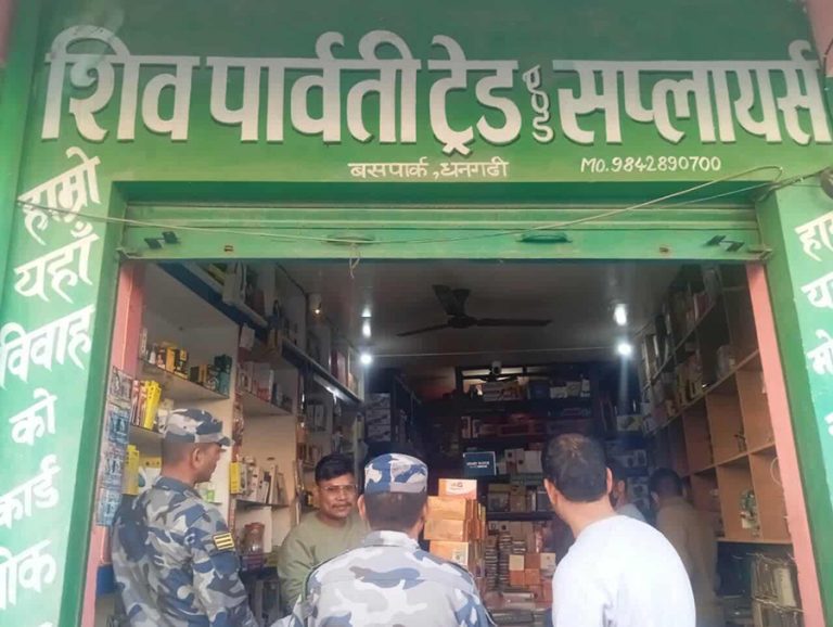 कैलालीबाट १ करोड बराबरका भन्सार छलीका सामानसहित २ जना पक्राउ