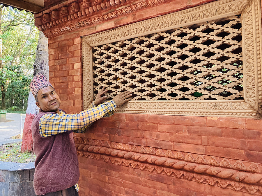 काष्ठकलामा सिपालु बागलुङका भीमबहादुर