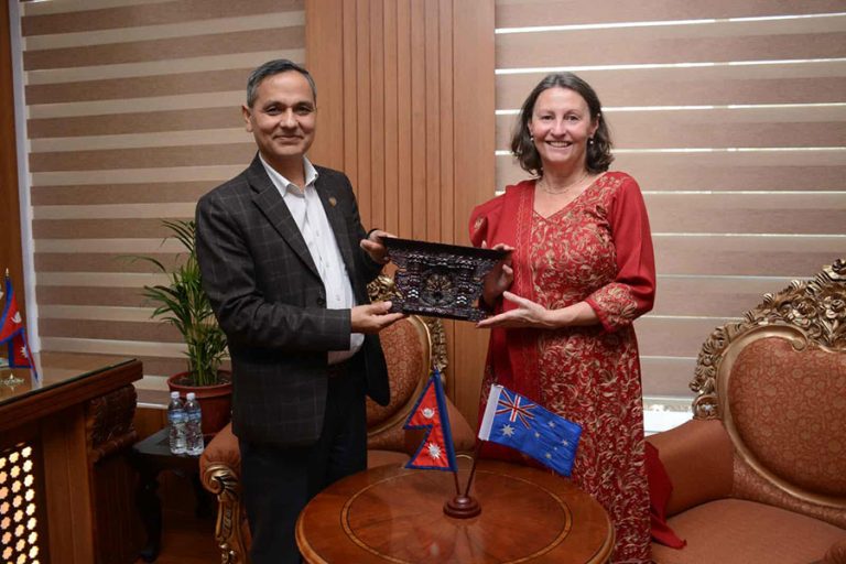 मन्त्री अर्यालसँग अस्ट्रेलियाकी राजदूत जोन्स्टनको विदाइ भेट