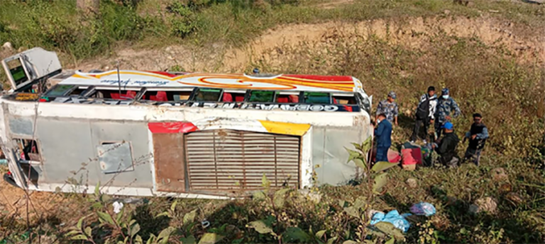 बस दुर्घटनामा २० जना घाइते   