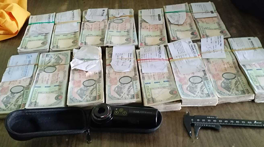 सिन्धुलीबाट स्रोत नखुलेको १५ लाखसहित चार जना पक्राउ