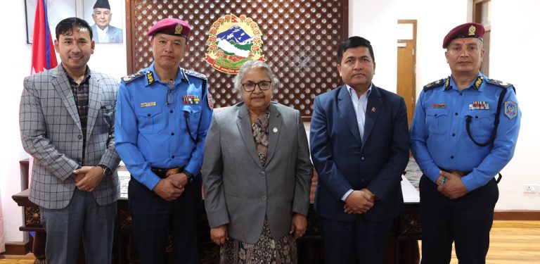 प्रधानमन्त्री कार्कीसँग आईजीपी खापुङको बिदाइ भेट