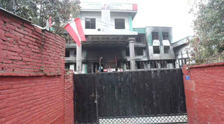 युवा कार्यकर्ताले कांग्रेस केन्द्रीय कार्यालयमा लगाए ताला