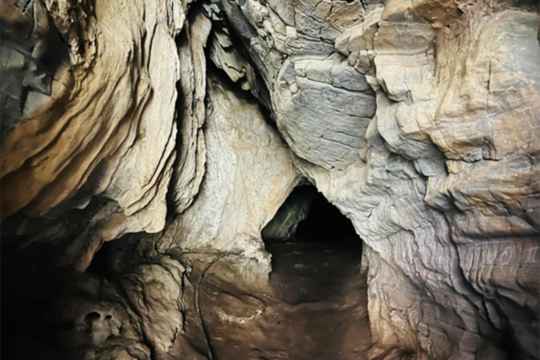 पर्यटकको पर्खाइमा धुर्कोटको विचित्र गुफा   