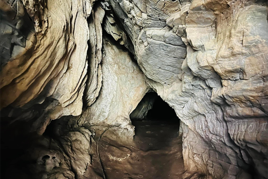 पर्यटकको पर्खाइमा धुर्कोटको विचित्र गुफा   