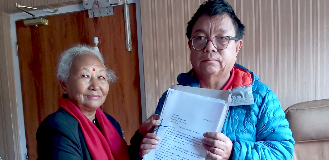 निःशुल्क कानुन पढ्न पाउनुपर्ने माग राखेर सिंहदरबार धाइरहेकी ७० वर्षीया शान्ति चौधरी