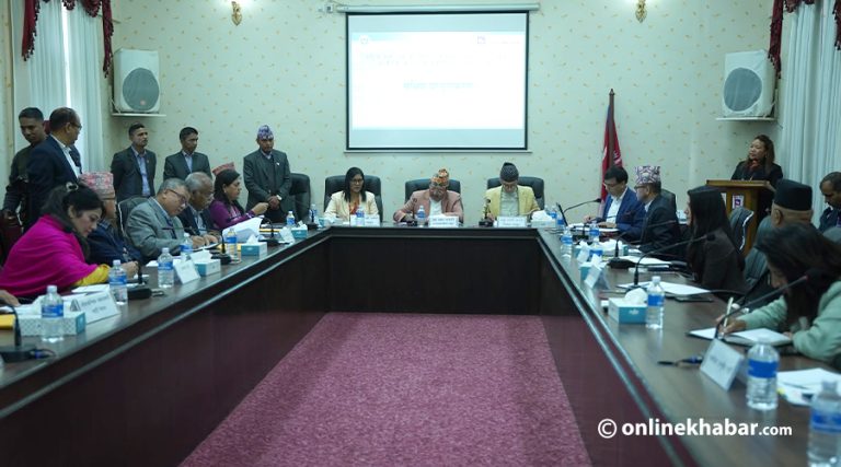 राष्ट्रियसभा र प्रतिनिधिसभा निर्वाचनबारे आयोगद्वारा दलहरूसँग छलफल