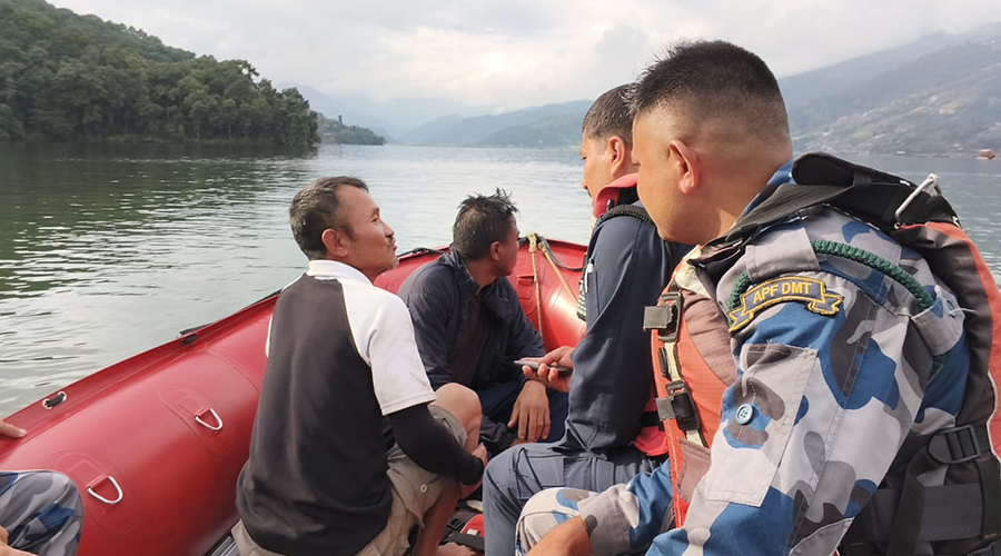 डुंगा पल्टिएर डुबेका ३ जनाको फेवातालबाट सकुशल उद्धार