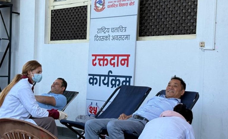 चलचित्र विकास बोर्डले आयोजना गरेको रक्तदानमा कलाकारको सहभागिता