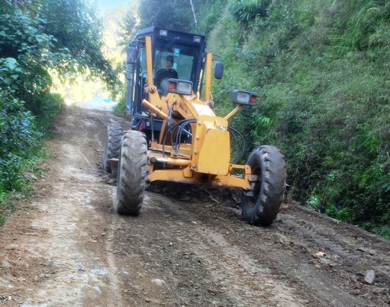 ५ वर्षमा ६ पटक ठेक्का म्याद थपपछि कालोपत्र गरिंदै