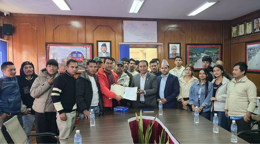 कटारी–घुर्मी सडक स्तरोन्नतिको माग गर्दै कुलमानलाई ज्ञापनपत्र