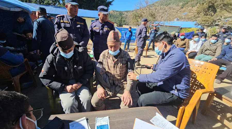 हुम्ला कारागारका कैदीबन्दीहरूको स्वास्थ्य परीक्षण