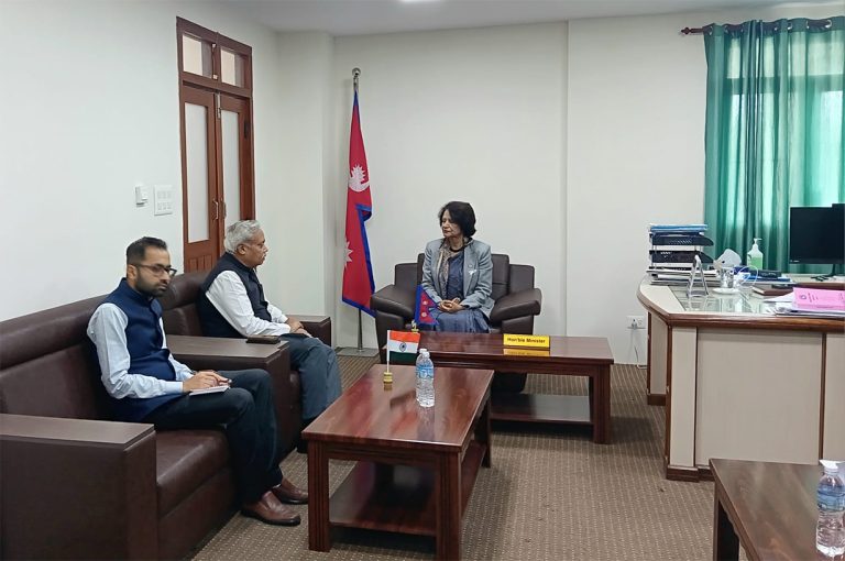 स्वास्थ्य मन्त्री गौतमसँग भारतीय राजदूतले गरे भेट