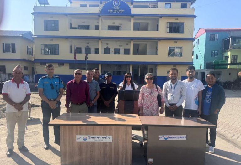 प्रहरीलाई हिमालयन एभरेस्ट इन्स्योरेन्सको सहयोग हस्तान्तरण