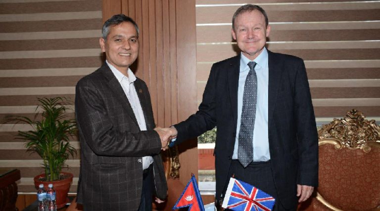 गृहमन्त्री अर्याल र बेलायती राजदूत फेनबीच भेटवाता