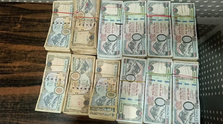 हुन्डीको १० लाख नगदसहित पर्साबाट एक भारतीय पक्राउ