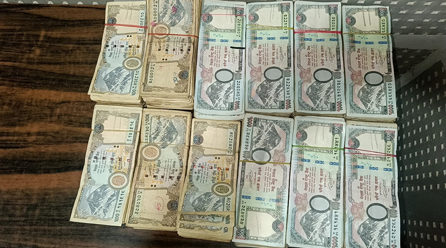 हुन्डीको १० लाख नगदसहित पर्साबाट एक भारतीय पक्राउ