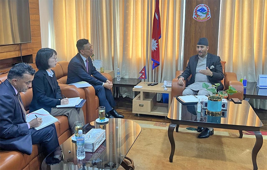 सञ्चारमन्त्री खरेलसँग कोरियाका राजदूतले गरे भेट