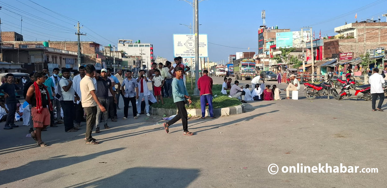 जनकपुरको पिराडी चोकमा बिहानैदेखि स्वास्थ्यकर्मीको चक्काजाम