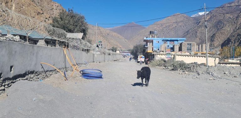 निर्माणाधीन कोबाङ–जोमसोम सडक आठ वर्षदेखि अलपत्र