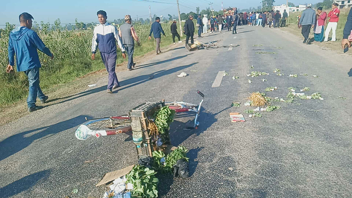 कैलालीमा स्थानीयले गरे पूर्वपश्चिम राजमार्ग अवरुद्ध