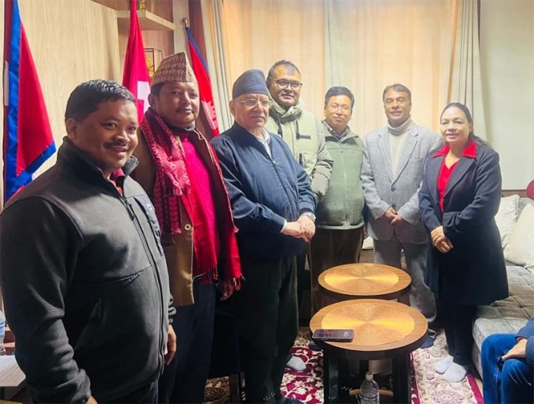 एमाले रुकुमपूर्वका नेता कैलाश मल्ल नेपाली कम्युनिस्ट पार्टीमा प्रवेश