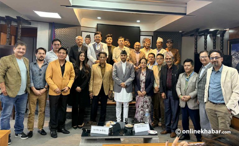 कलाकारसँग सञ्चारमन्त्री खरेल : अब कथाको खडेरी पर्न सक्छ, त्यो खडेरी तोड्न स्क्रिप्टमा मिहेनत गर्नूस