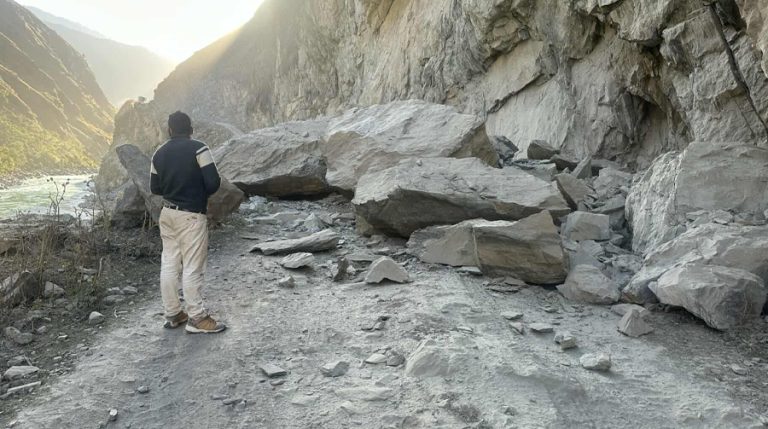 कर्णाली करिडोरमा सडक अवरुद्ध