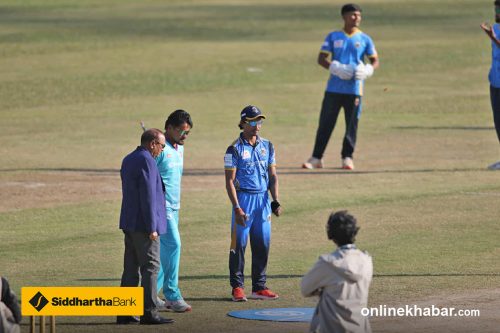 कर्णालीले टस जितेर काठमान्डुविरुद्ध ब्याटिङ गर्दै