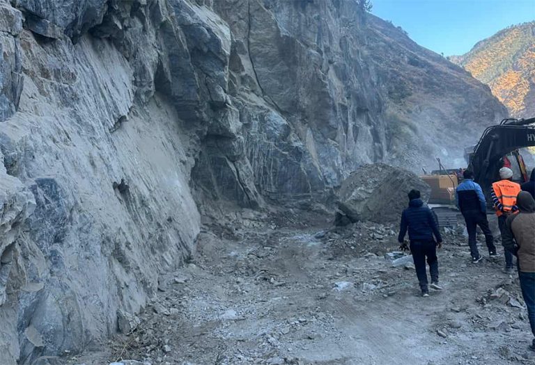 ढुंगा खसेर अवरुद्ध भएको खच्च सडकखण्ड सञ्चालन