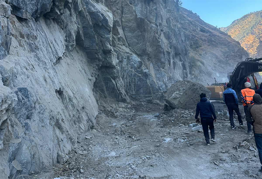 ढुंगा खसेर अवरुद्ध भएको खच्च सडकखण्ड सञ्चालन